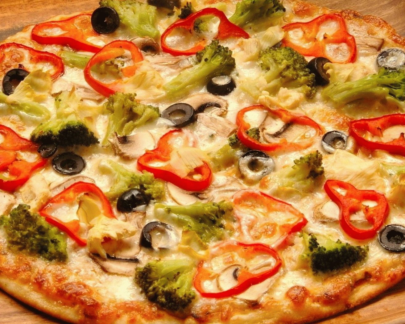 Сытная пицца. Пицца домашняя фото. Домашняя пицца с овощами и мясом. Пицца с зеленью. Пицца домашняя на воде